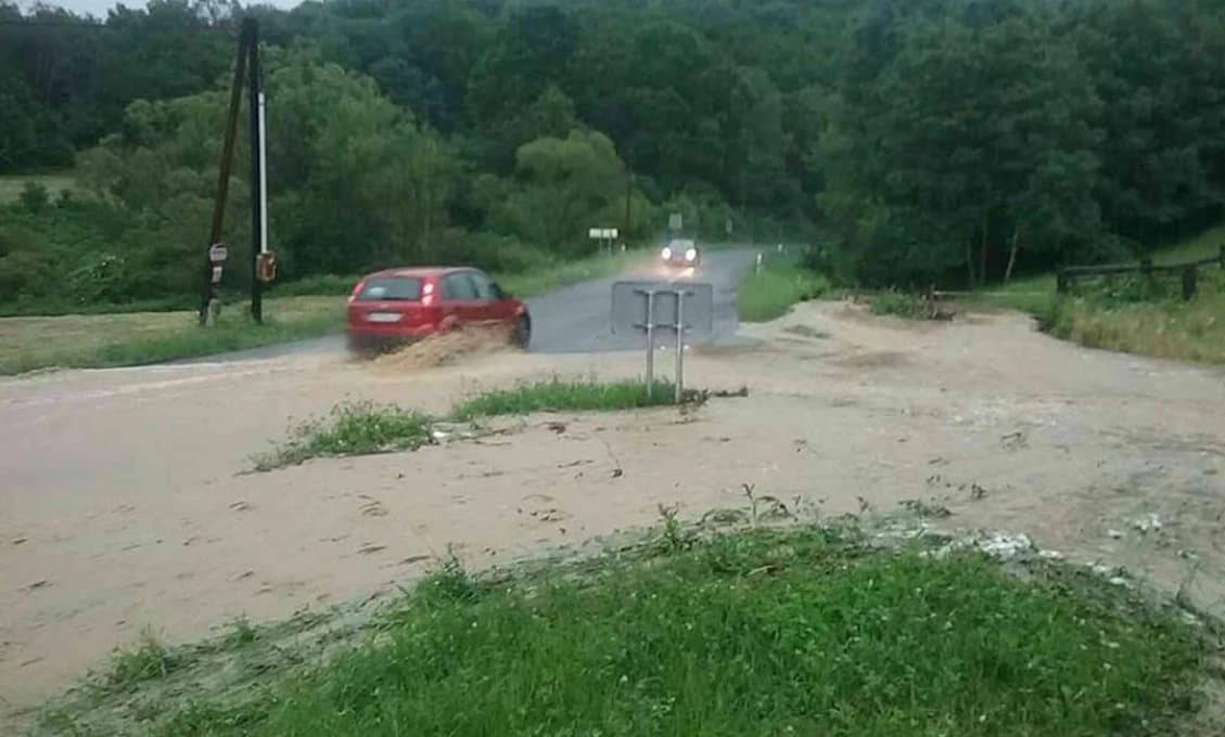 Hasiči zasahujú po prívalovom daždi, najvážnejšia situácia je v Žilinskom kraji