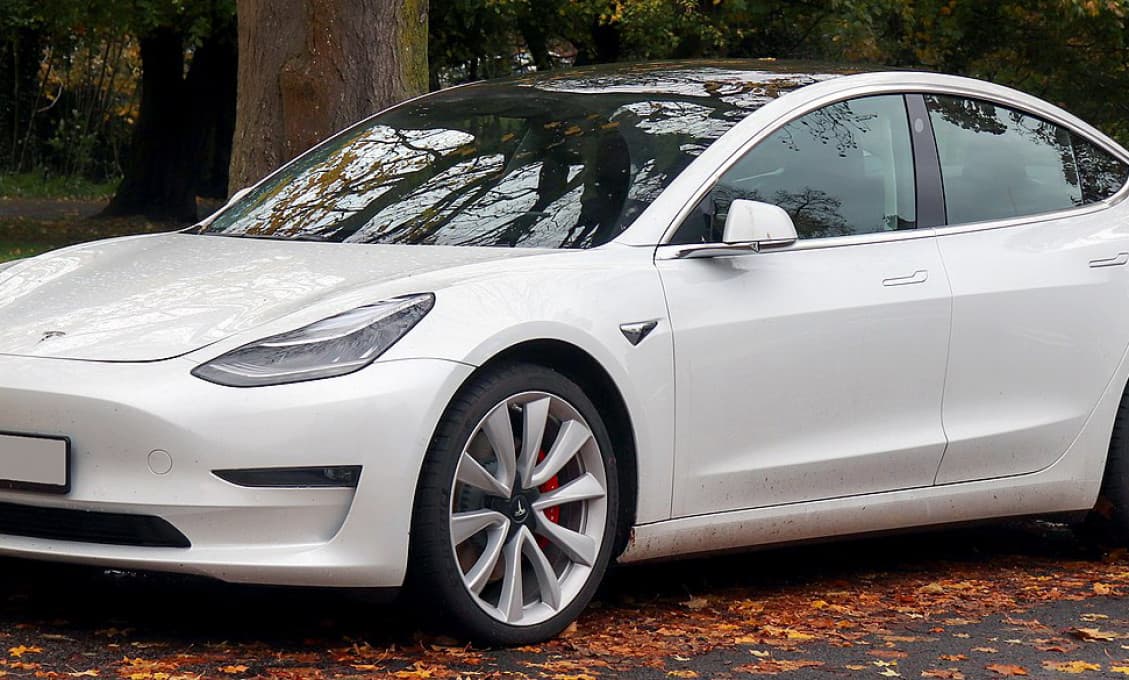 Obeť havárie zažalovala Teslu potom, čo zlyhalo „najbezpečnejšie auto, aké kedy bolo vyrobené“