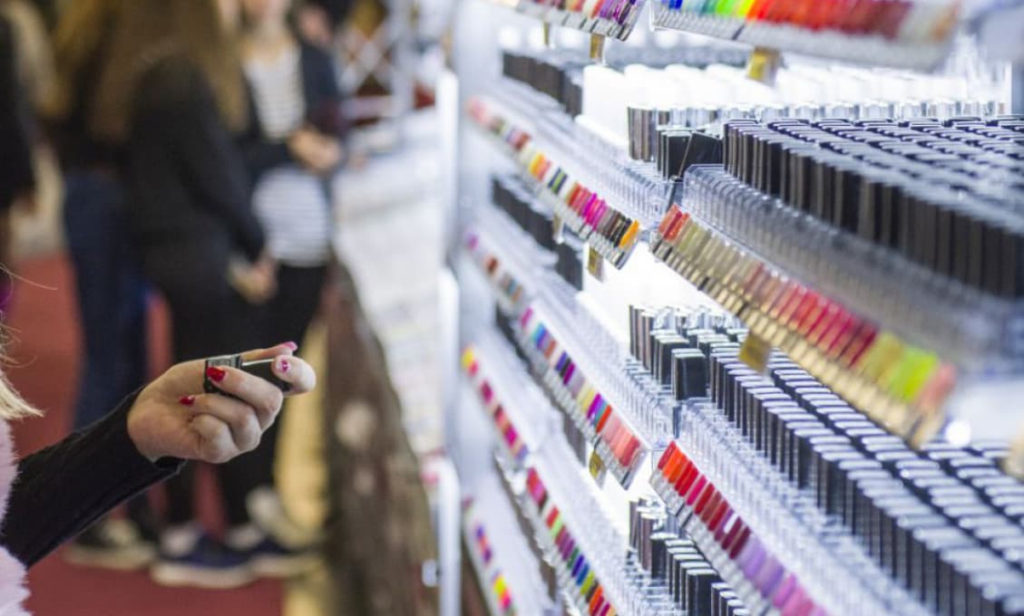 Francúzska značka L'Oréal odstráni z produktov slová ako "bieliaci" či "svetlý"