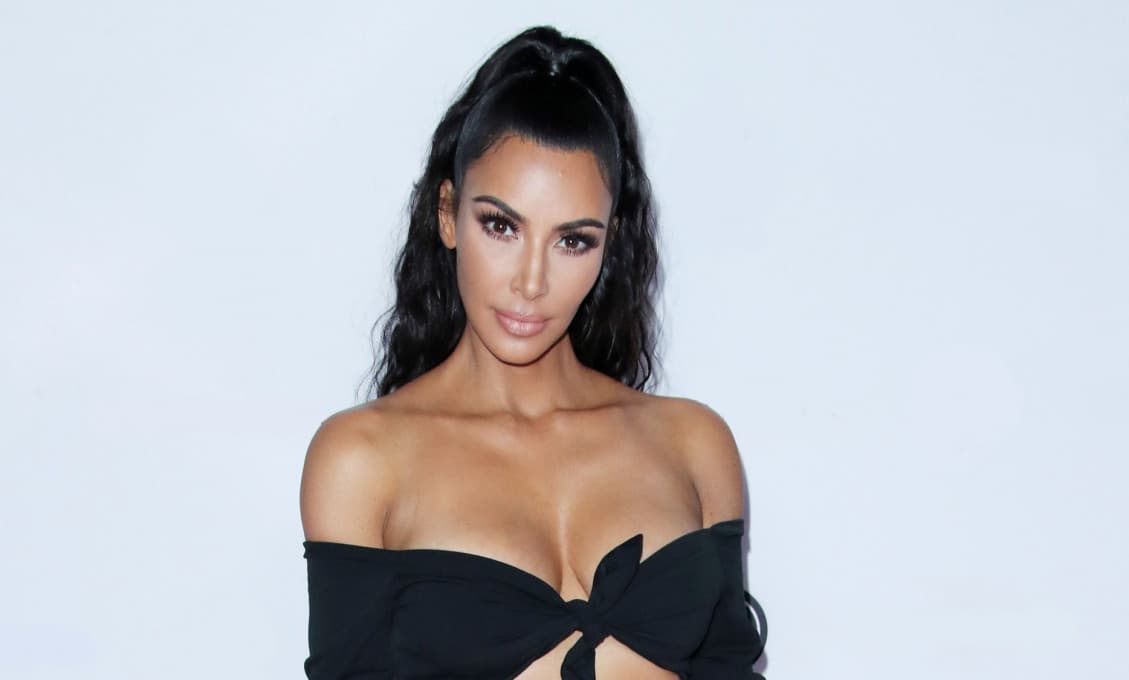 Kim Kardashian predviedla neuveriteľný osí driek: Ľudia ju podozrievajú, že si vyoperovala rebrá! (VIDEO)