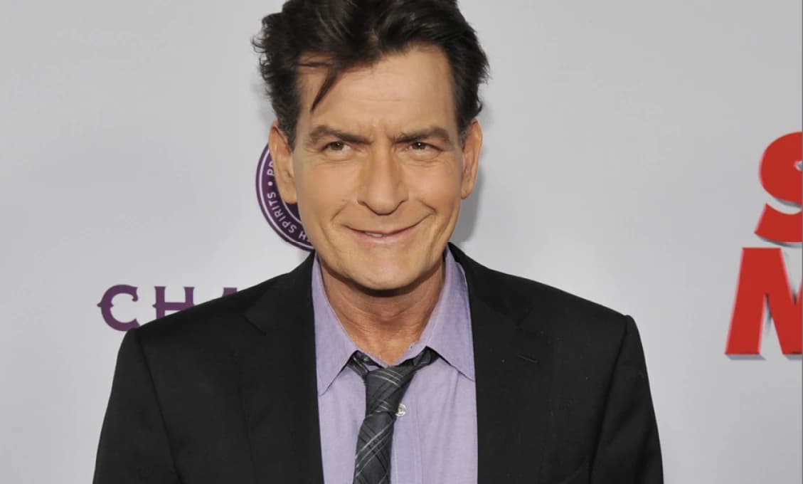 Koľko žien mal slávny zvodca Charlie Sheen? A čo ste nevedeli o legendárnej komédii Horúce strely