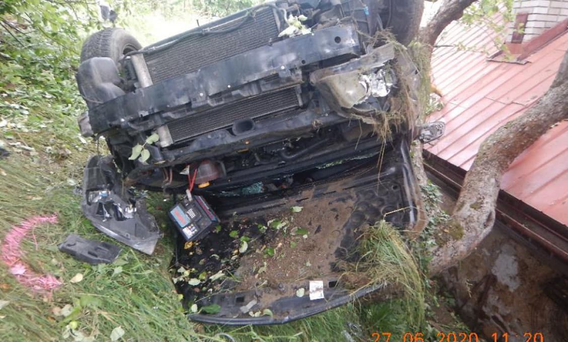Opitý Kremničan poškodil autom stromy aj strechu domu (foto)