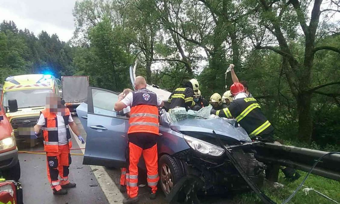 AKTUÁLNE: Hasiči zasahujú pri zrážke osobného auta s kamiónom (foto)