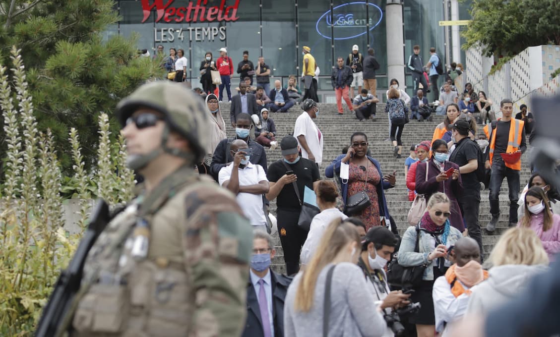 Polícia v Paríži dostala správy o ozbrojenom mužovi, evakuovala nákupné centrum