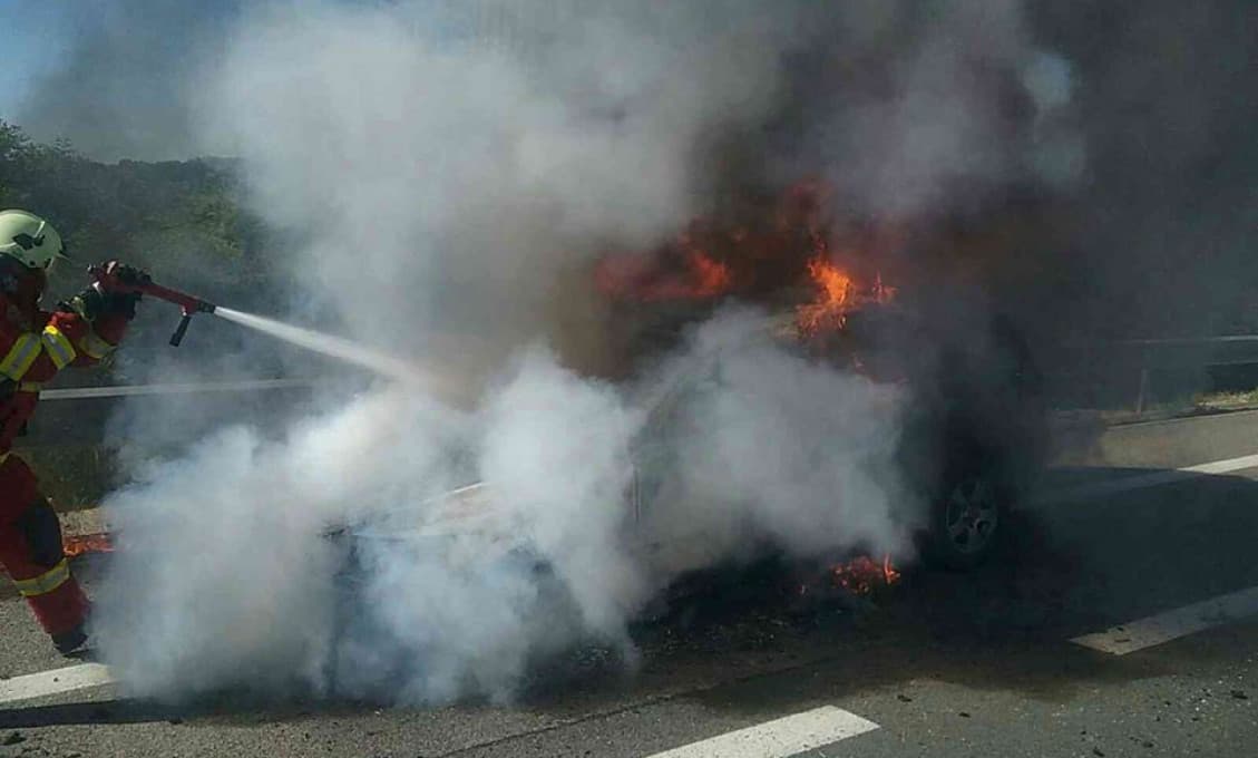 AKTUÁLNE: Hasiči zasahujú na ceste R1 pri požiari osobného auta (foto)