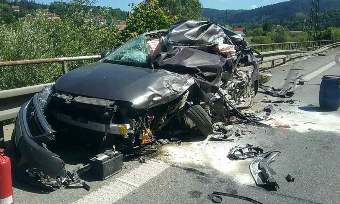 Hromadná dopravná nehoda v Kysuckom Lieskovci si vyžiadala jednu obeť (foto)