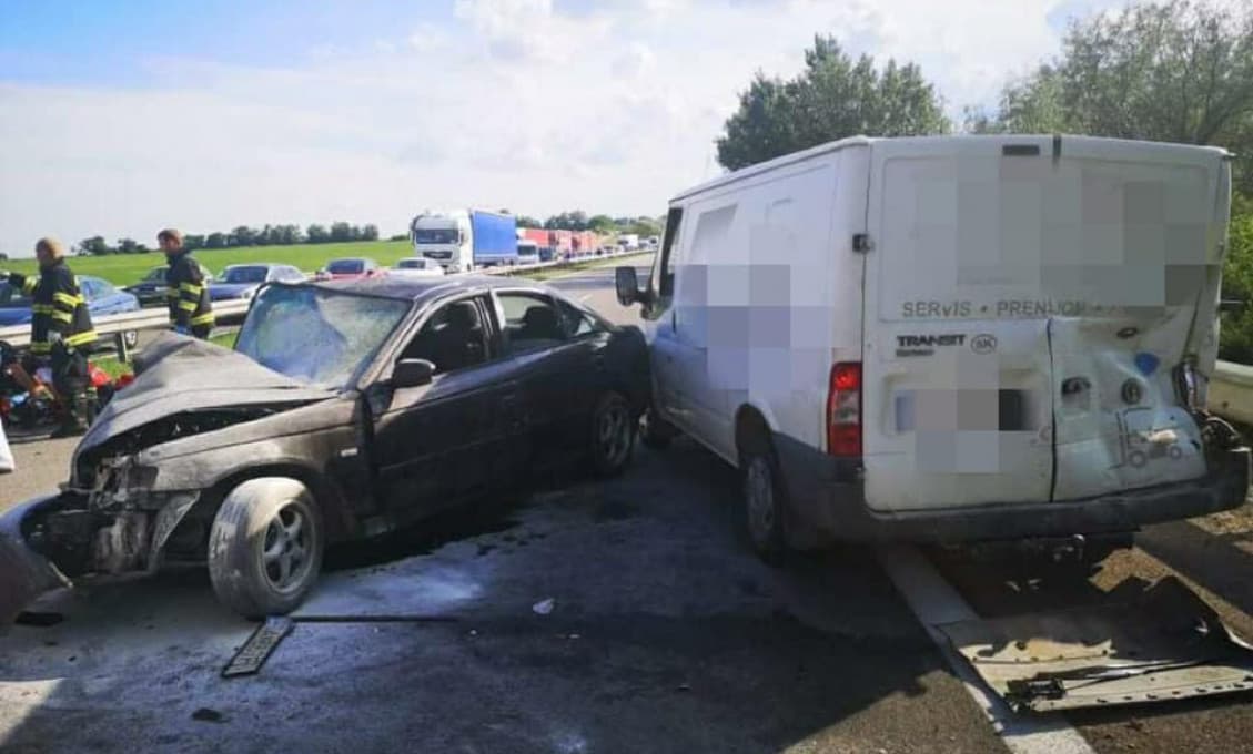 AKTUÁLNE: Pre dopravnú nehodu uzavreli R1 v oboch smeroch, zahynula jedna osoba (foto)