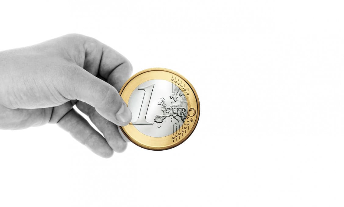Dávky a príspevky sú v porovnaní so mzdami každým rokom nižšie