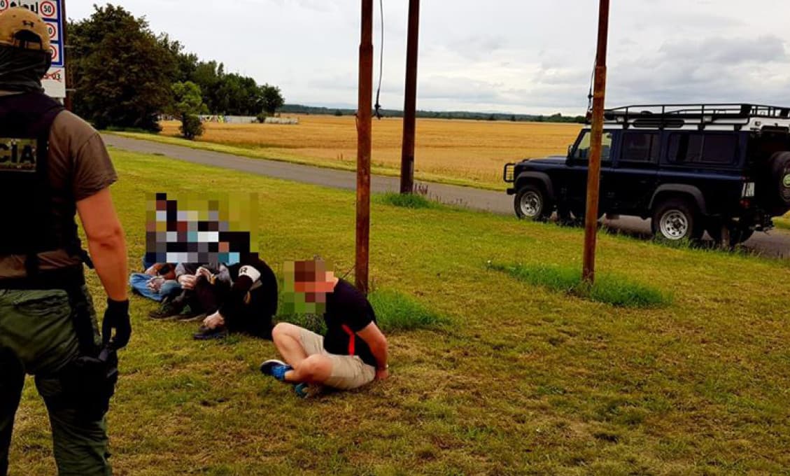 Auto s nelegálnymi migrantmi zadržali v bratislavských Rusovciach