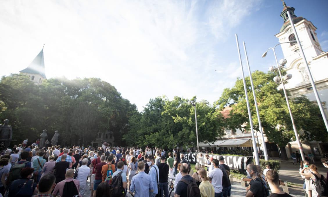Odchod B. Kollára z postu predsedu parlamentu žiadalo približne 200 ľudí
