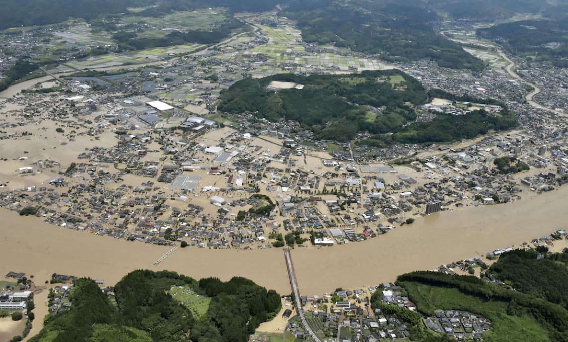 Záplavy a zosuvy si v Japonsku vyžiadali najmenej dvoch mŕtvych a desať nezvestných