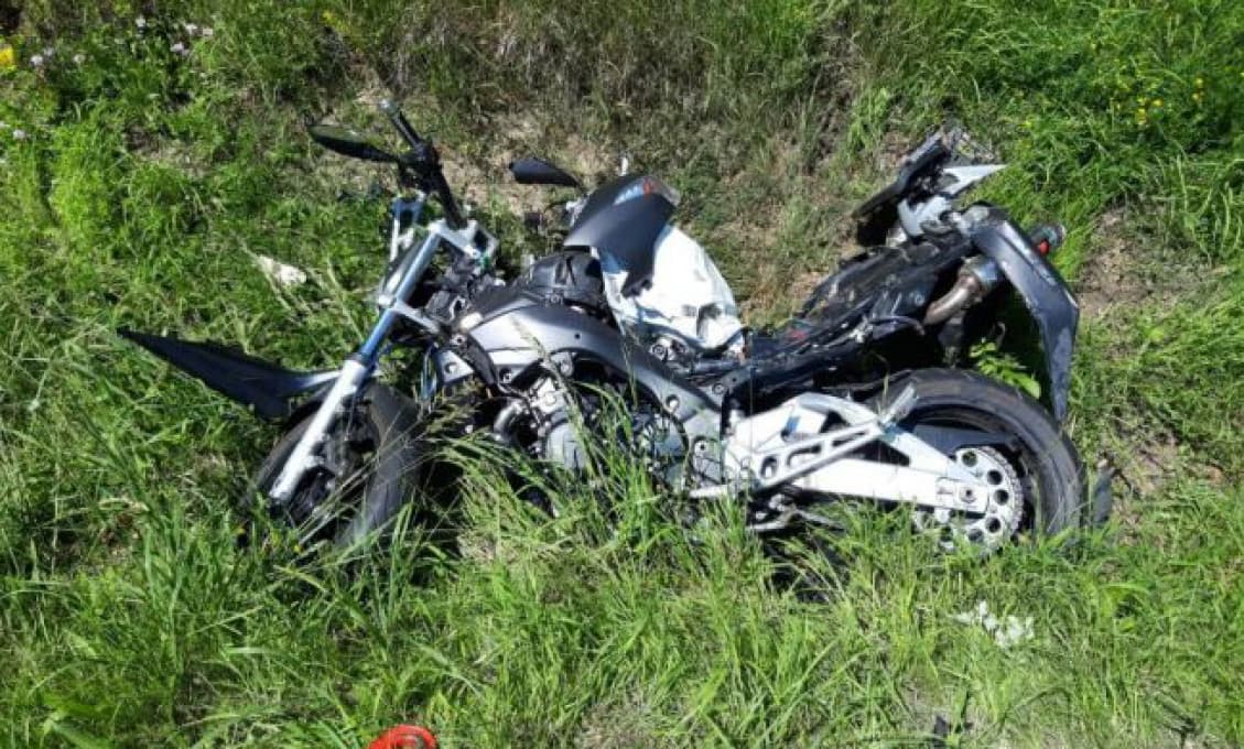 Zrážku s osobným autom pri obci Visolaje neprežil motocyklista