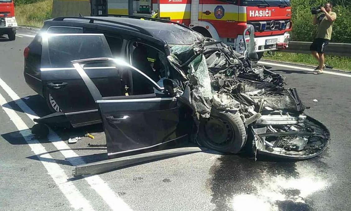 AKTUÁLNE: Na R2 sa zrazilo osobné auto a kamión (foto)
