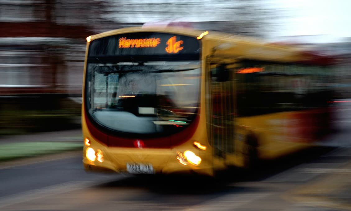 Autobusár nechcel odviezť ľudí bez rúšok, teraz bojuje o život