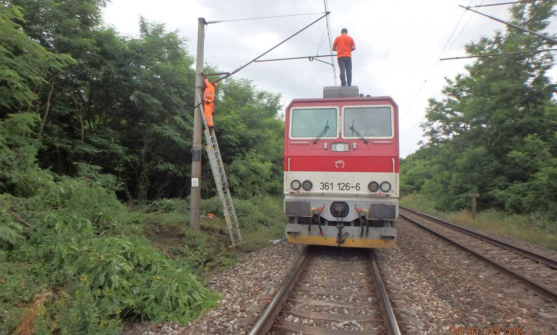 Vo vlaku došlo k výboju elektrického prúdu! (foto)