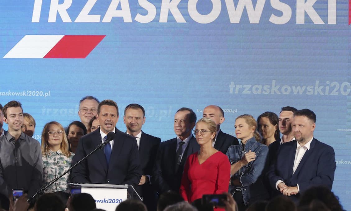 Poľskí exprezidenti vyzvali voliť Trzaskowského, hlas mu dá aj Szymon Holownia
