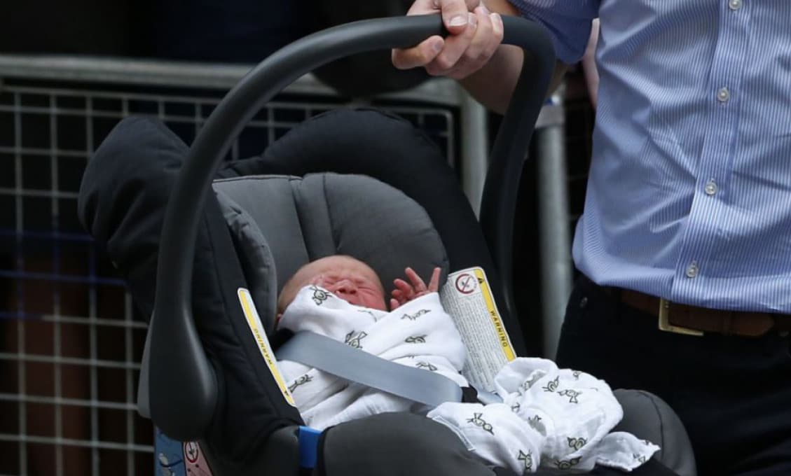 Polícia každoročne upozorňuje na riziko zabudnutia detí v aute, tentokrát do kampane zahrnula aj psov