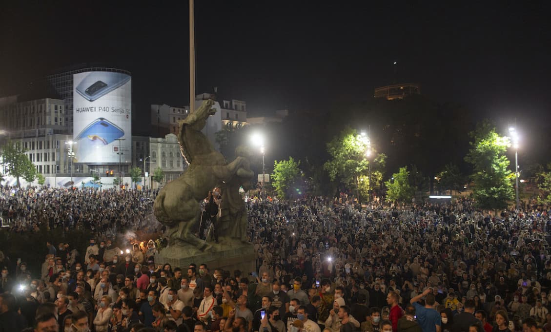 V Srbsku vypukli vo viacerých mestách protivládne protesty. Sprevádzalo ich násilie