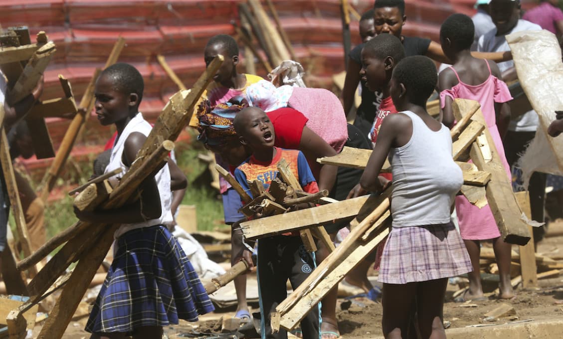 V Zimbabwe ľudia hladujú, no niektorí úradníci míňajú milióny na luxusné autá