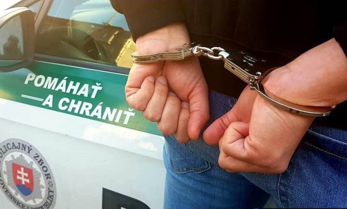 Polícia obvinila po naháňačke a nehode muža, ktorý mal zákaz šoférovať