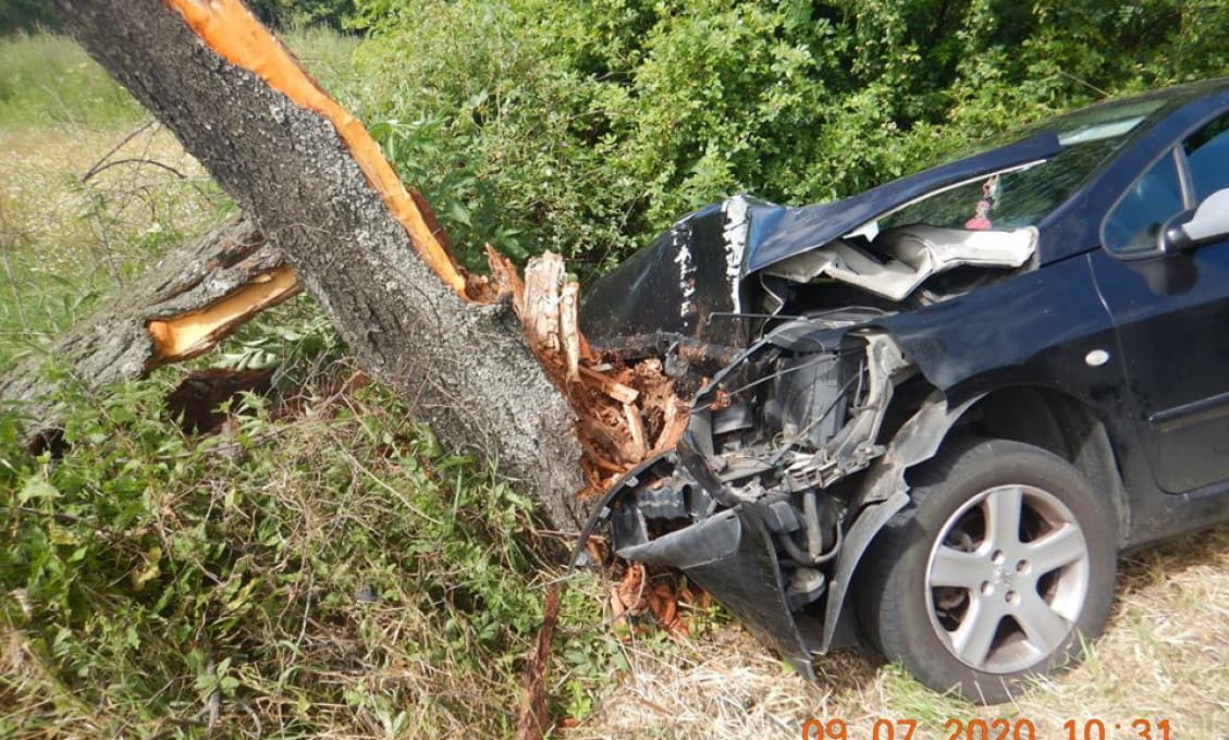 Za obcou havaroval muž, po ktorom pre podvody s bytmi pátrala polícia (foto)