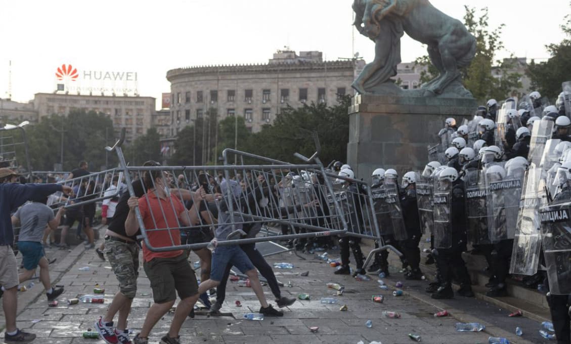 Srbský minister obrany tvrdí, že protesty chcú vyvolať štátny prevrat a občiansku vojnu (VIDEO)