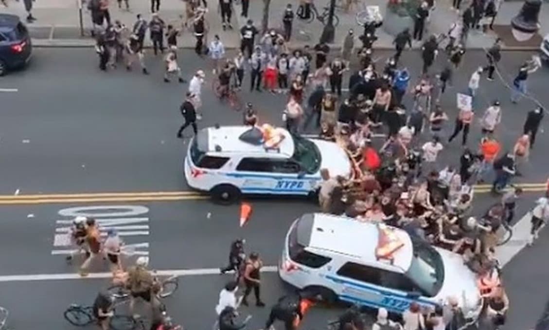 Desivé video policajných áut NYPD, ktoré prerážajú davy demonštrantov