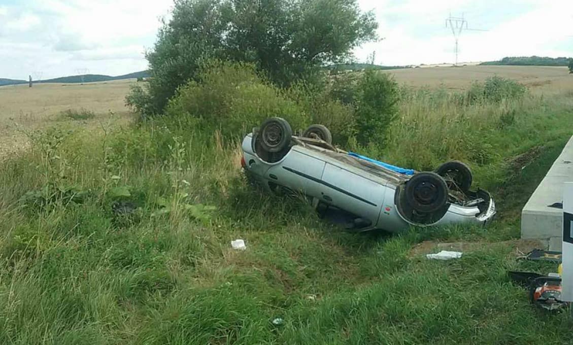 Hasiči zasahovali pri dopravnej nehode pri obci Veľaty, jedna osoba zomrela (foto)