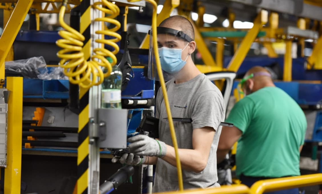 Prepad tržieb v priemysle sa v máji znížil, stále však bol viac ako tretinový