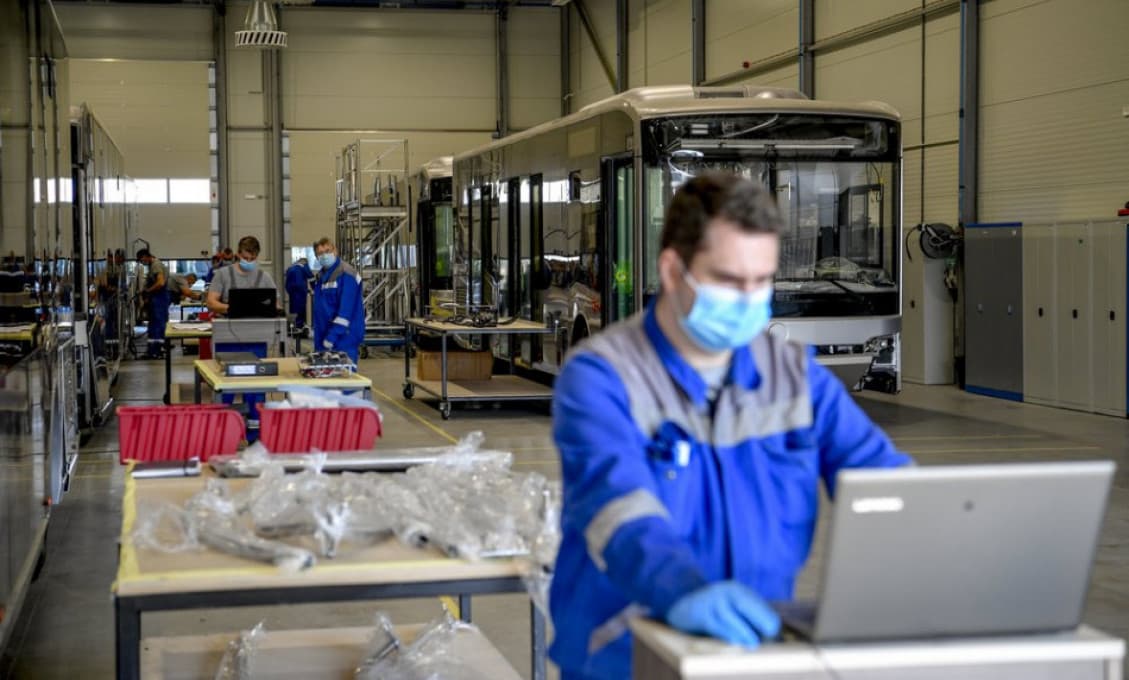 Zamestnanosť klesá vo väčšine sektorov, znižujú sa aj mzdy