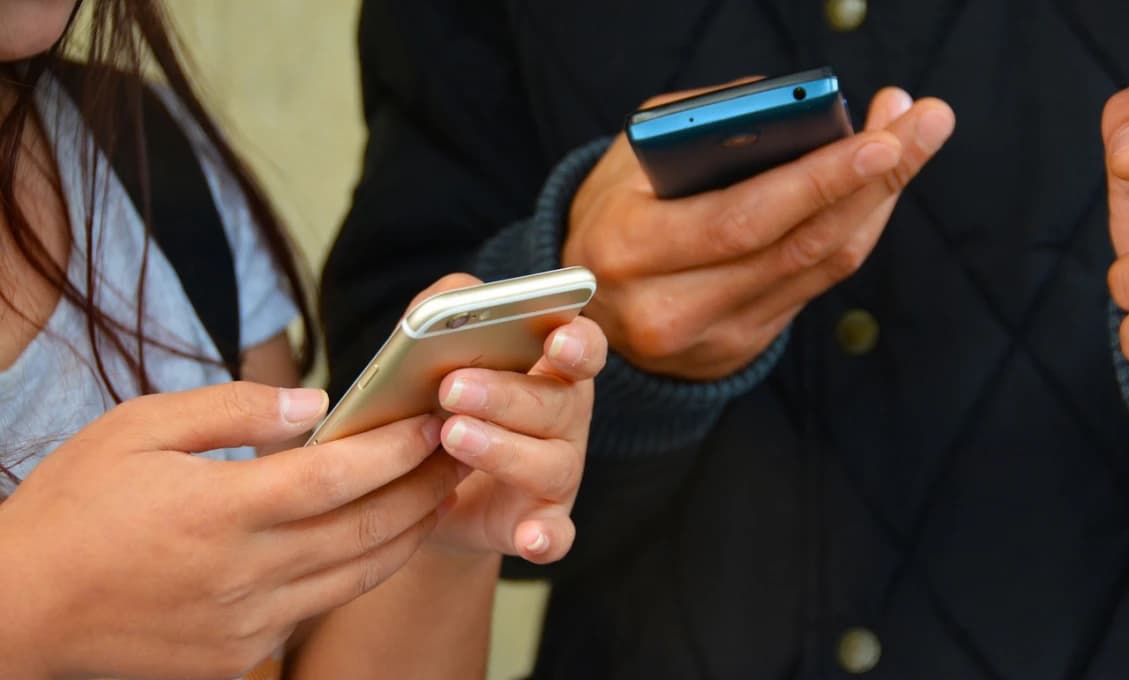 Ministri schválili posielanie telefónnych čísel navrátilcov hygienikom, podľa Doležala žiadne osobné údaje nedostanú