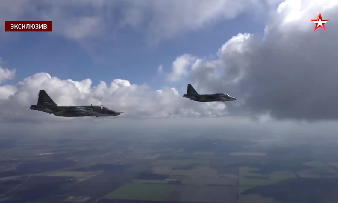 Vojenskí piloti otestovali najpokročilejšiu verziu ruského „lietajúceho tanku“ Su-25 (VIDEO)