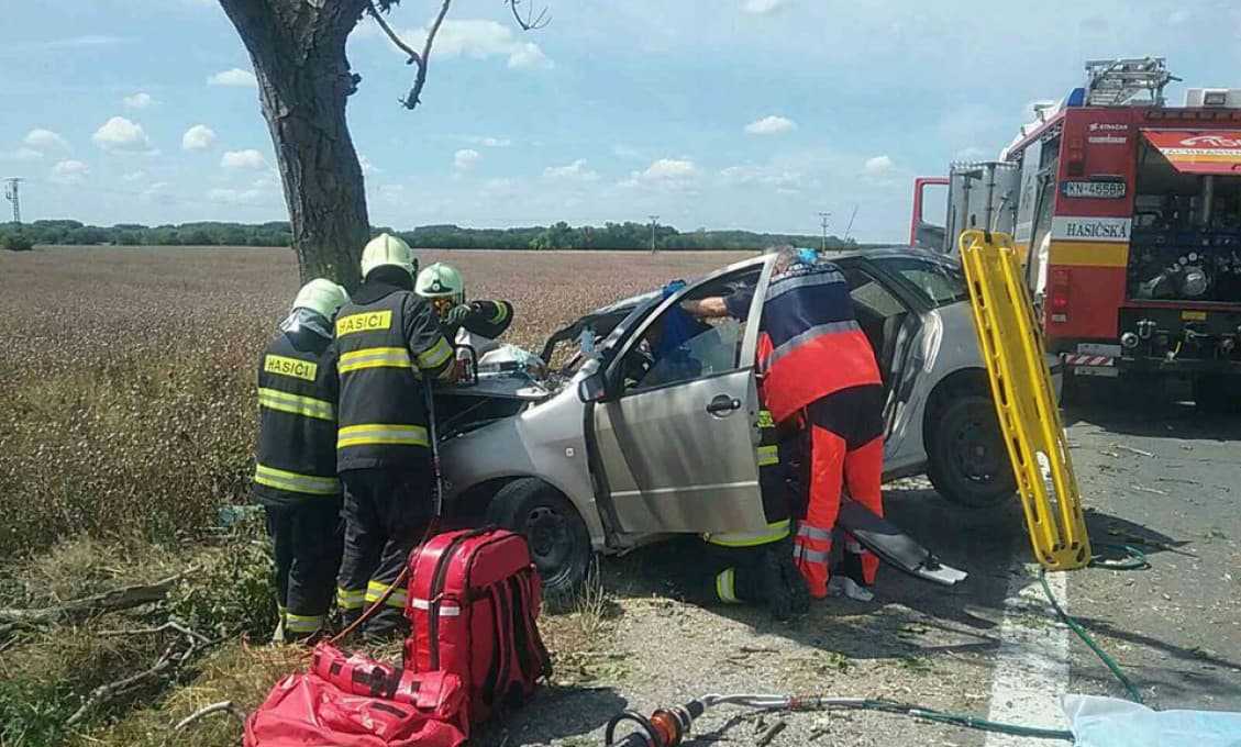 Pri náraze auta do stromu a následnom požiari sa zranil vodič auta (foto)