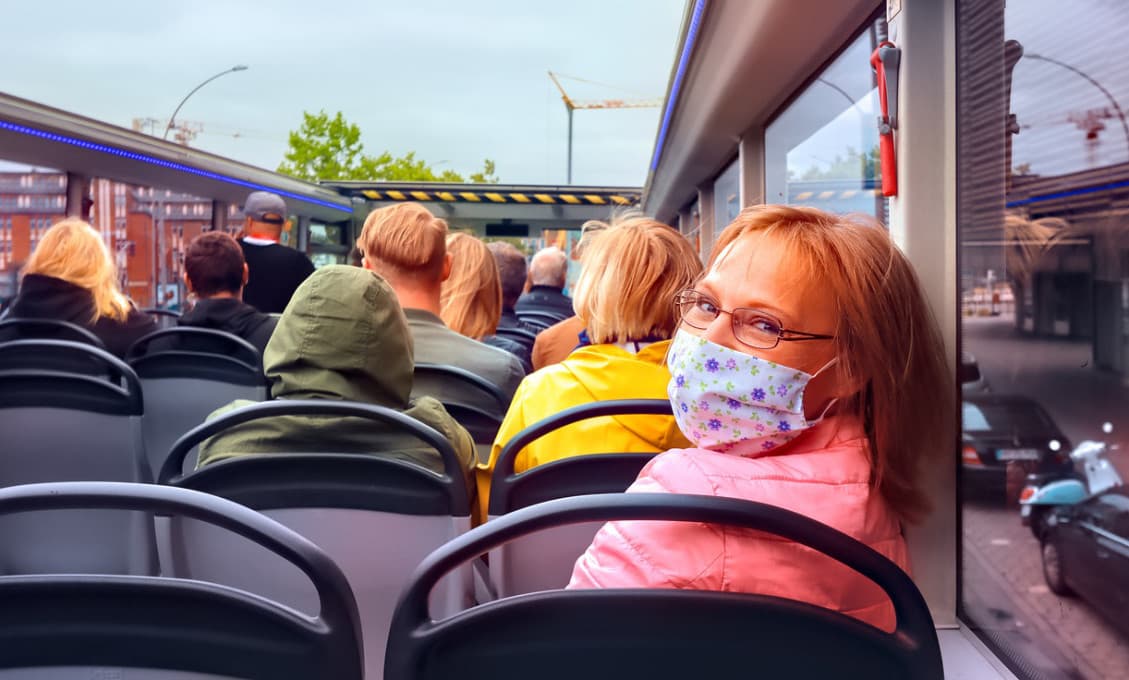 Británia zmenila postoj k rúškam, sprísňuje ich nosenie