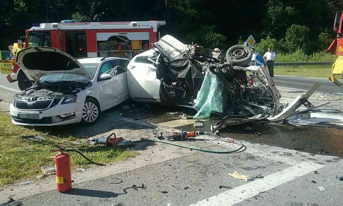 Pri vážnej dopravnej nehode v Považskej Bystrici je jeden mŕtvy a traja zranení (foto)