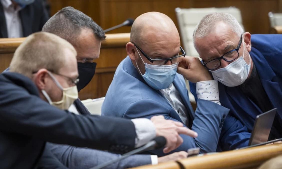 Poslanci odmietli návrhy ĽSNS o obmedzení vykonávania potratov