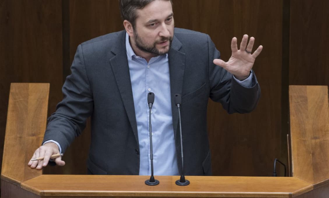 Poslanec Ľuboš B. odmieta obvinenia z trestného činu popierania zločinov politických režimov