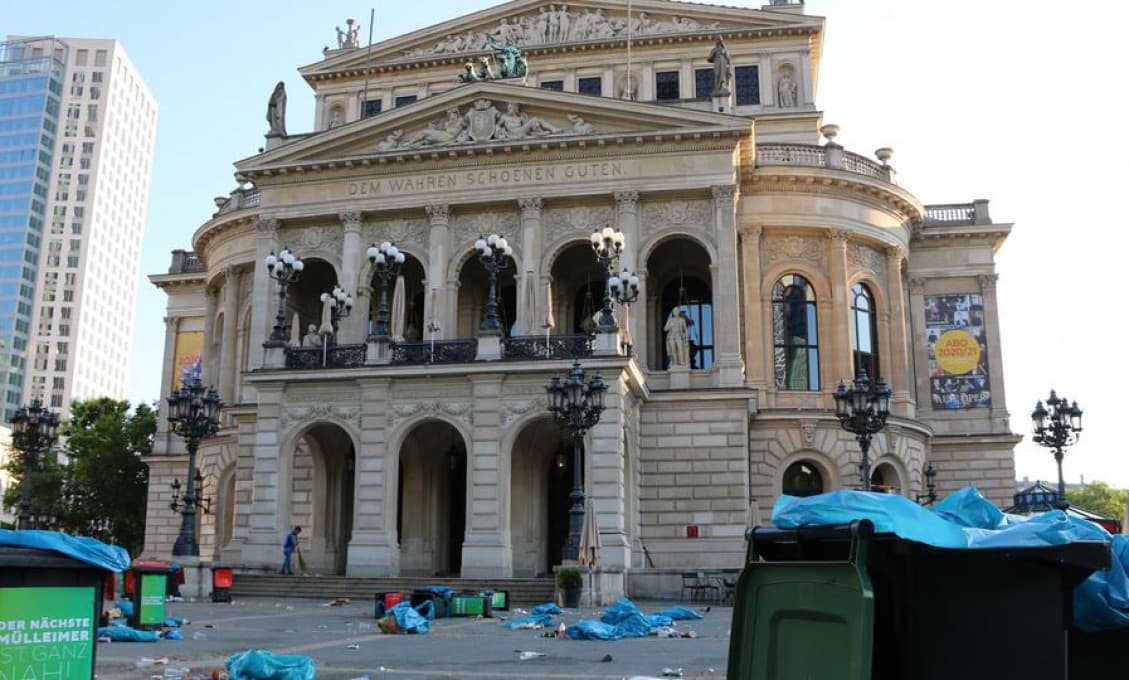 Polícia vo Frankfurte zatkla 39 ľudí po bitke na námestí Opernplatz