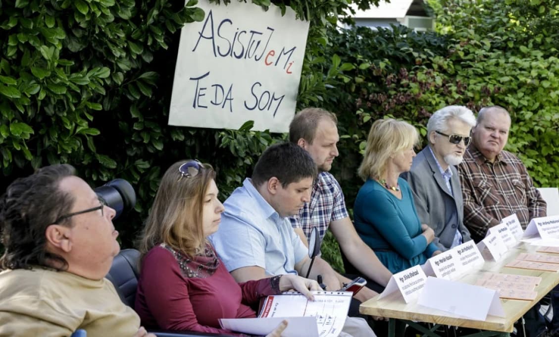 Ľudia s postihnutím nesúhlasia so znižovaním príspevku asistentom