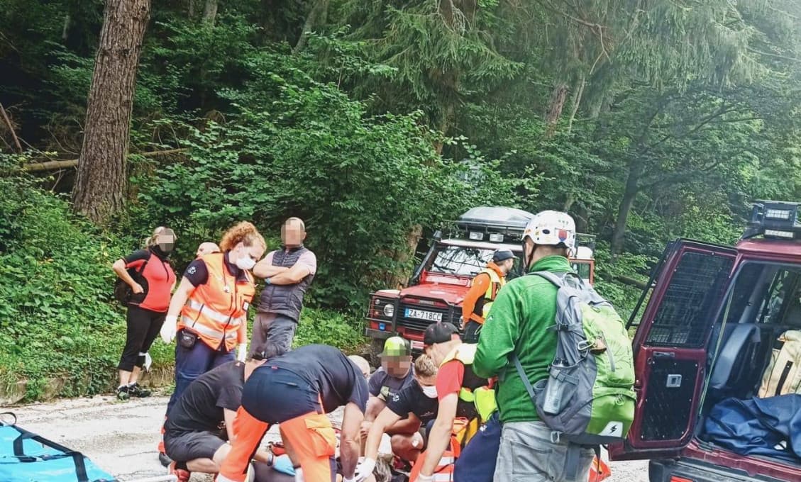 Po páde z kolobežky upadla 30-ročná žena do bezvedomia