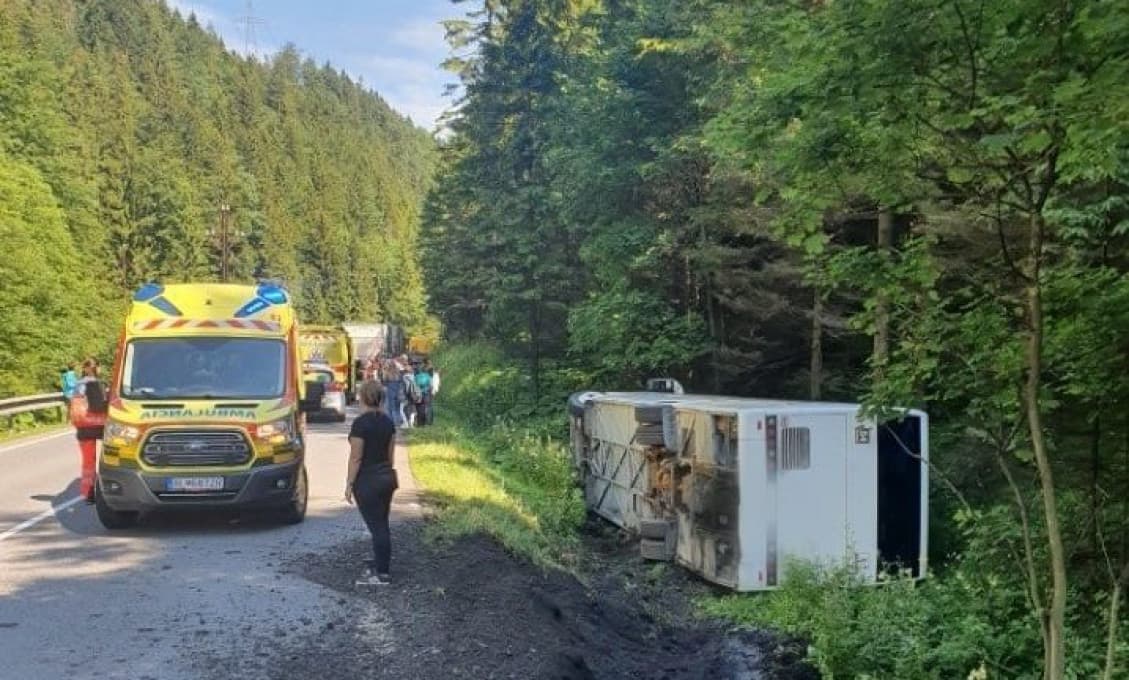 Pri nehode na Donovaloch utrpeli ľahké zranenia štyri osoby (foto)