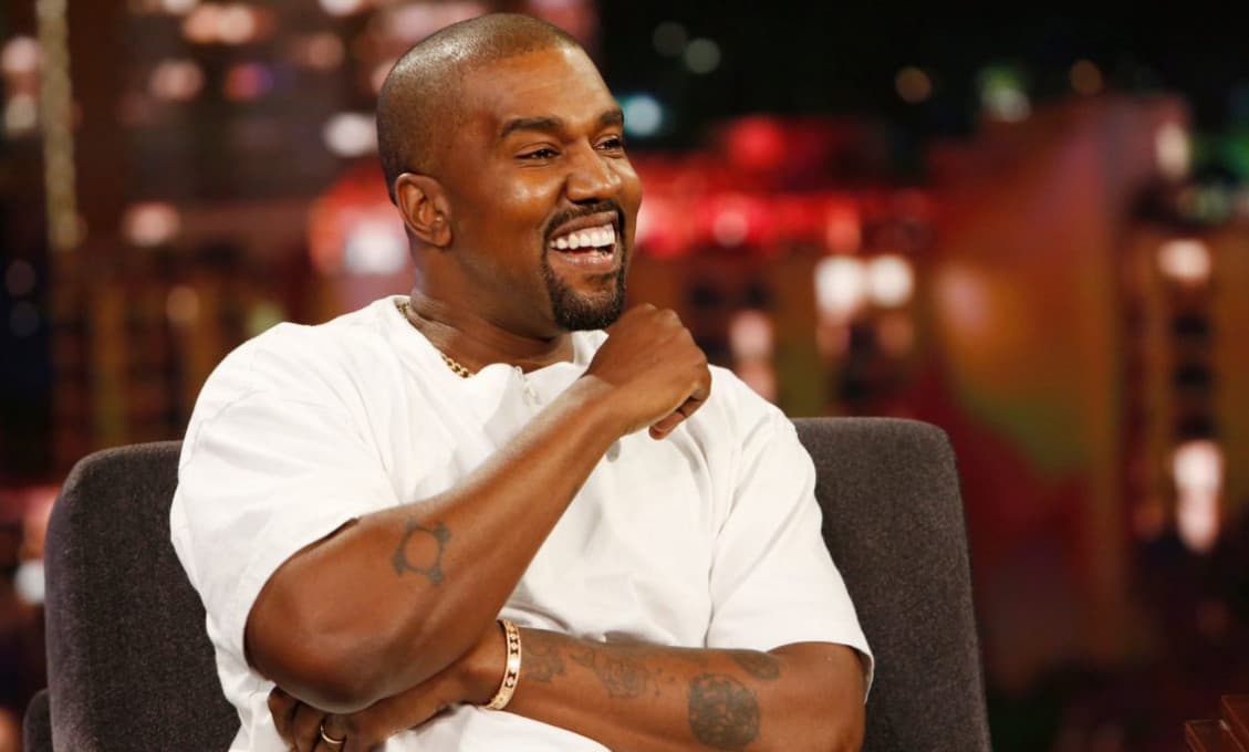 Boh, potraty a lepšia akustika: Kanye West začína kampaň s chaotickým zjazdom