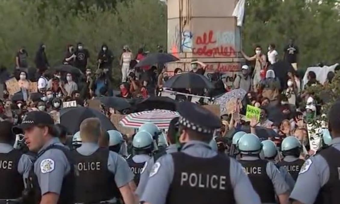 Demonštranti v Chicagu útočia na sochu Krištofa Kolumba: Pri stretoch s políciou tečie krv! (VIDEO)