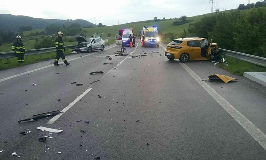Pri nehode troch vozidiel v katastri obce Brusno sa zranili štyria ľudia (foto)