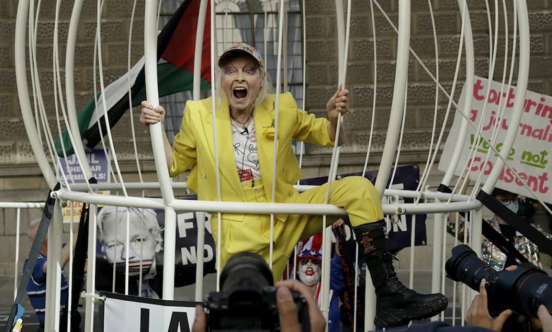 Módna návrhárka Westwoodová verejne žiada prepustenie Assangea