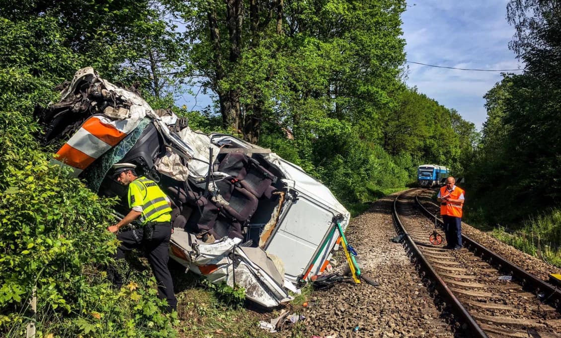 Tragická nehoda v Čechách: Po zrážke dodávky s vlakom zomreli dvaja ľudia