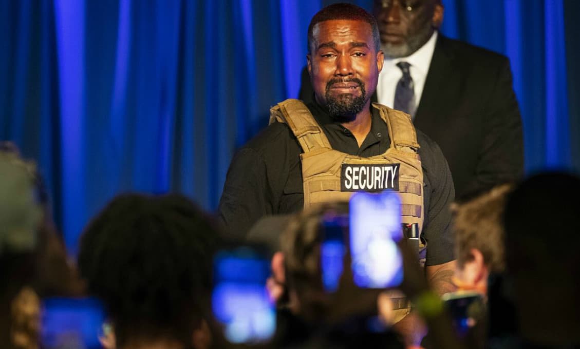 Kanye West sa nekontrolovateľne rozplakal na tlačovke! Prišiel v nepriestrelnej veste (VIDEO)