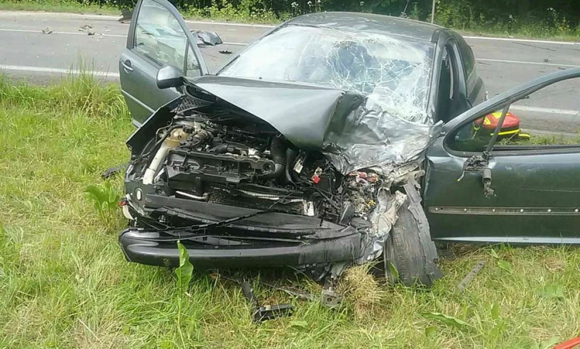 Po zrážke osobného auta s kamiónom uzavreli cestu I/9 v okrese Prievidza (foto)