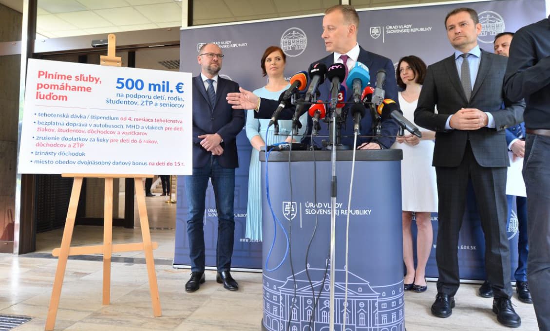 Sociálny balíček je podľa PAS z veľkej časti populizmom, žiada zrušiť trináste dôchodky a dopravu zadarmo
