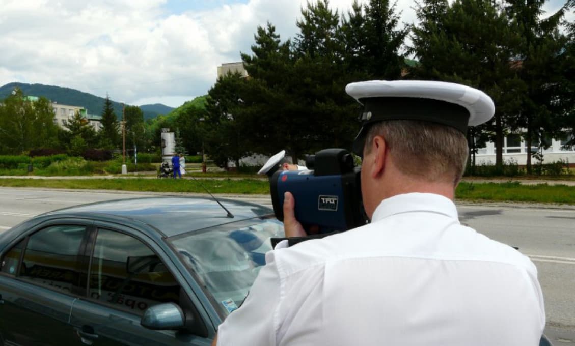 Za prekročenie rýchlosti na diaľnici zaplatil vodič Mercedesu 500 eur